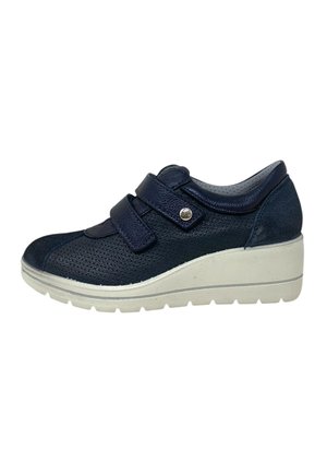 Sneaker in pelle blu navy con texture traforata, doppie fasce in velcro e suola a zeppa bianca.