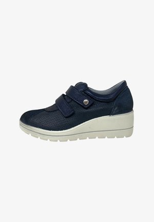 Sneaker in pelle blu navy con texture traforata, doppie fasce in velcro e suola a zeppa bianca.
