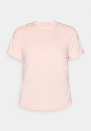 Helles rosa Sport-T-Shirt aus glattem, atmungsaktivem Stoff. Mit kurzen Ärmeln, Rundhalsausschnitt und einem kleinen weißen Nike-Logo auf der Vorderseite.