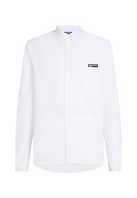 Balta garajumta krekls ar pogām un kabatu, ar melnu logotipa plāksni uz krūšu daļas, izgatavots no gludas kokvilnas auduma.