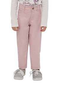 Jasnoróżowe dżinsy o prostym kroju, pięć kieszeni oraz ozdobny guzik. W połączeniu z srebrnymi sneakerami z białymi sznurówkami.