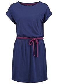 Granatowa sukienka na krótki rękaw z okrągłym dekoltem, przednią kieszenią i różowym sznurkiem w talii. Wykonana z miękkiego, lekkiego materiału.