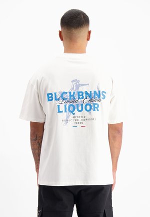 Witte katoenen t-shirt met grafische print op de achterkant, met "BLOCKBNNS Limited Edition LIQUOR" in blauw en zwart, met alcoholgegevens eronder.