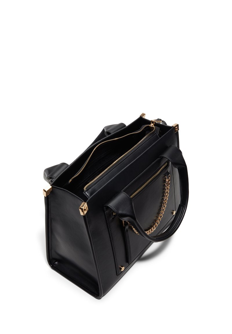 Sac à main en cuir noir avec quincaillerie dorée, forme structurée, double zips et accent en chaîne sur la poche avant. Anses larges et plates.