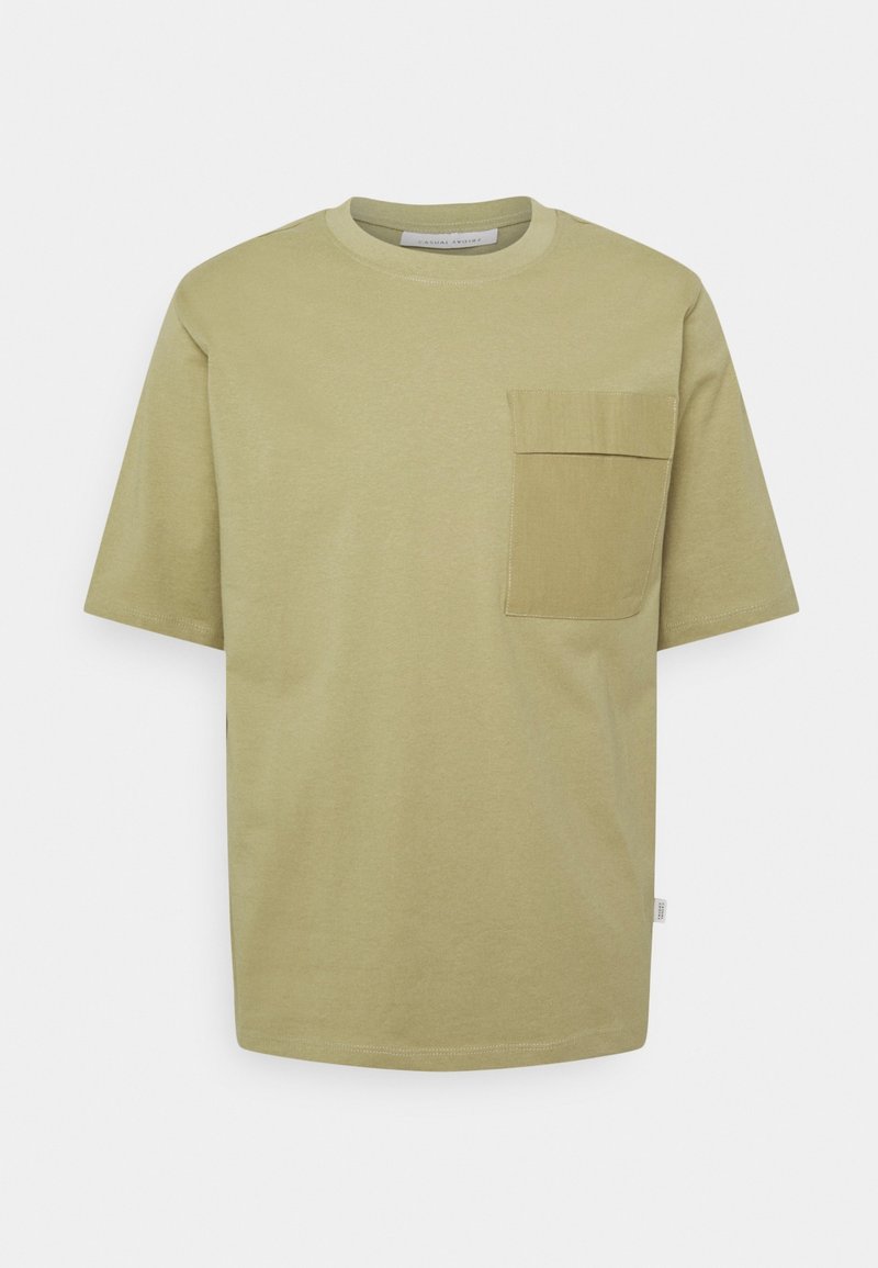Olivově zelené tričko s krátkým rukávem z měkké bavlny, s kapsou na hrudi a kulatým výstřihem. Čisté linie s minimalistickým designem.