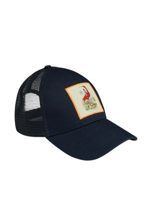 Casquette de baseball en mesh bleu marine avec une visière incurvée et un patch carré montrant un flamant rouge debout dans l'eau avec des plantes vertes.