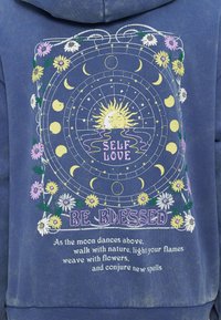 Graphique du soleil et de la lune entouré de phases lunaires et de fleurs, avec le texte "AMOUR DE SOI", "SOYEZ BÉNI" et une phrase poétique inspirée de la nature.