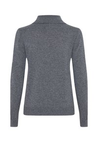 Pull en maille gris, avec un col côtelé, des manches longues et une texture lisse, au design épuré et simple.
