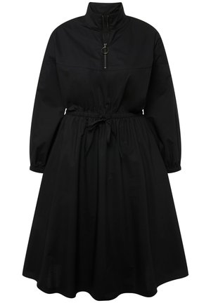 Abito nero con colletto alto, chiusura a metà zip sul davanti, vita elastica, maniche lunghe e gonna svasata. Tessuto morbido, leggero e design casual.