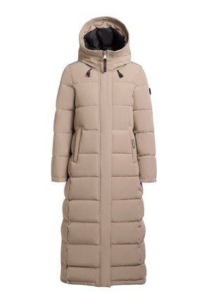 Cappotto lungo imbottito beige con cappuccio, caratterizzato da sezioni trapuntate orizzontali, una cerniera frontale e tasche laterali. Tessuto dalla superficie liscia.