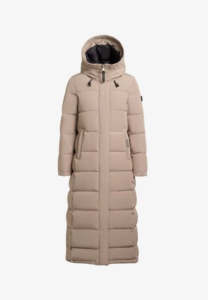 Cappotto lungo imbottito beige con cappuccio, caratterizzato da sezioni trapuntate orizzontali, una cerniera frontale e tasche laterali. Tessuto dalla superficie liscia.
