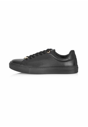 - Sneakersy niskie