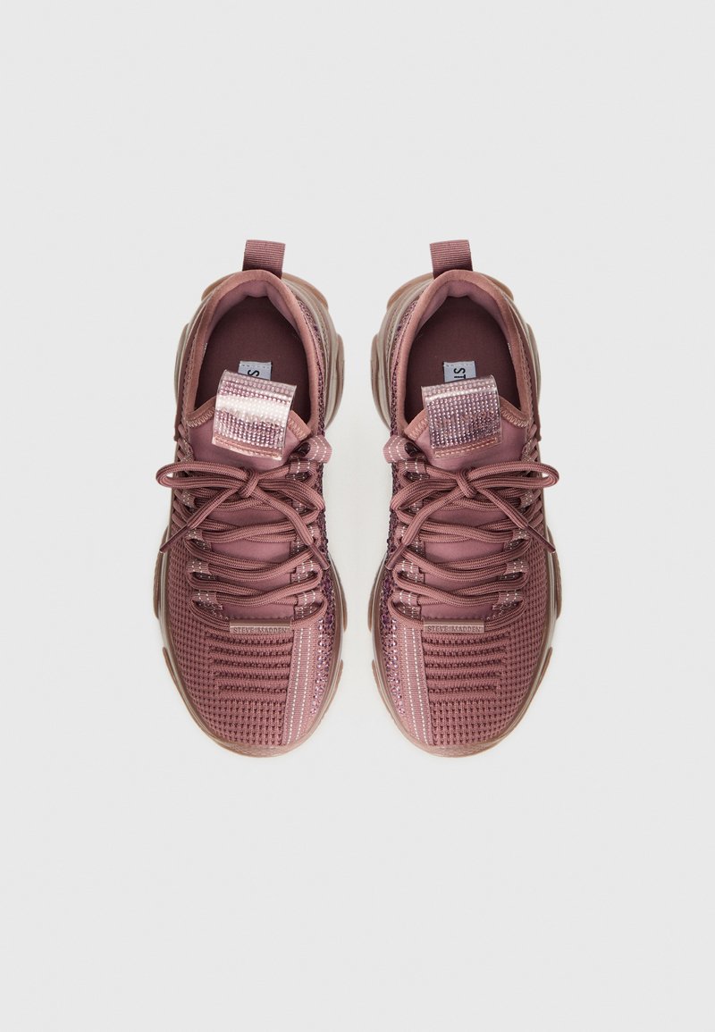Baskets de sport rose clair avec un tissu texturé et des accents réfléchissants, dotées de lacets et d'une semelle rembourrée, vues de dessus.