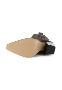 Stivale in pelle marrone con tacco basso a blocco e suola beige a contrasto. Presenta un design elegante e una superficie liscia. Nessun motivo visibile.