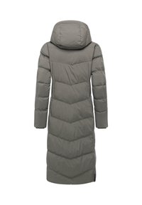 Lang, hættepufferjakke i olivengrøn. Har chevron-quilting på ryggen, med en glat, vandafvisende overflade og lange ærmer.