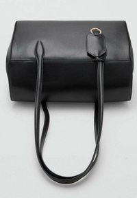 Bolso de cuero negro con dos asas largas, forma cilíndrica, textura lisa, detalles de herrajes dorados y una etiqueta en un lado.