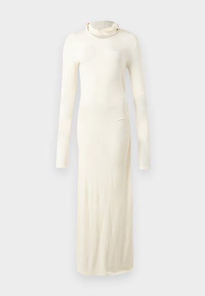 Rochie cu mâneci lungi, de culoare crem, realizată dintr-un material moale. Are un decolteu înalt și o siluetă ajustată, cu detalii de plisare pe lateral.