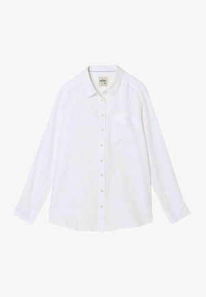 Camicia bianca a maniche lunghe con bottoni, colletto e taschino sul petto, mostrata distesa su uno sfondo bianco.