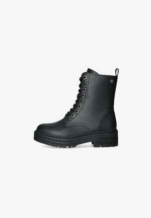 Botín negro con cordones, hecho de cuero suave. Presenta una suela resistente con un ligero tacón y ojales metálicos para los cordones. Asa en la parte posterior.