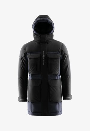 Schwarze isolierte Jacke mit Kapuze, gepolstertem Design, mehreren Fronttaschen und tailliertem Kragen. Verfügt über Logo-Akzente und kontrastierende blaue Einsätze.