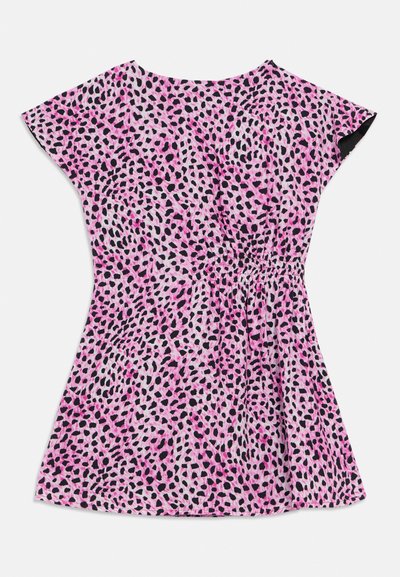 Φόρεμα με κοντά μανίκια από ελαφρύ ύφασμα, με ρόζ και μαύρο λεοπάρ σχέδιο, με σφηκοφωλιά στη μέση και ρέον τελείωμα.