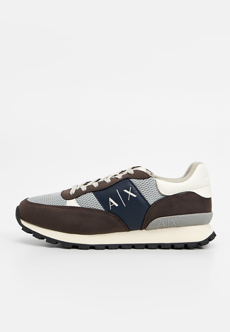 Zapatillas deportivas para hombres con parte superior de cuero marrón y malla gris, acento en azul marino, media suela color crema y suela exterior de goma texturizada. Presenta la marca A/X.