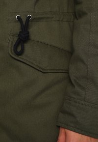 KIOMI Parkas - olive