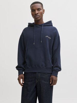Jack & Jones JORNOSTALGIA TYPO HOOD - Kapuutsiga pusa - sky captain