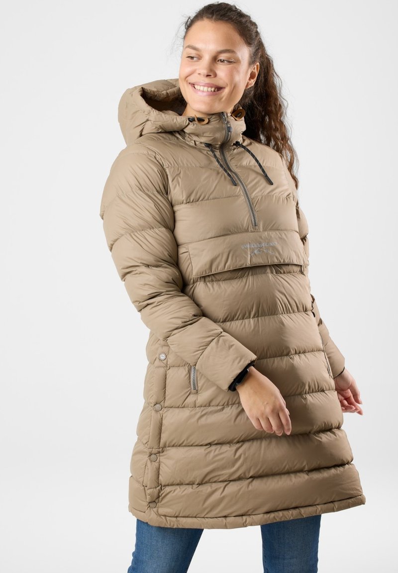 Beżowa kurtka puchowa z kapturem, z półzamkiem z przodu, elastycznymi mankietami, bocznymi guzikami i kieszenią na piersi. Gładki, lekki materiał.