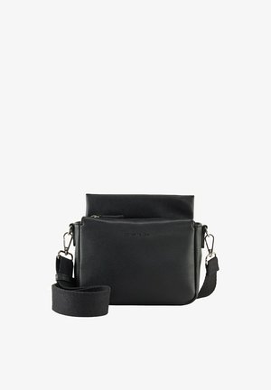 Juodas odinis križminis krepšys su tekstūruotu paviršiumi, viršuje užtraukiamas užsegimas, priekinė kišenė ir reguliuojama rankena. Paprastas, stačiakampio formos dizainas.