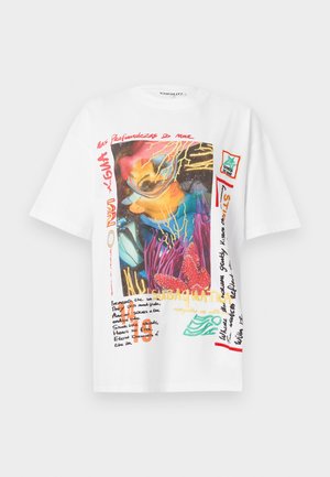 Stieglitz ERIKA OVERSIZED - Μπλουζάκι με στάμπα - white