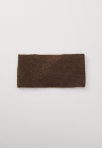 Bracelet ou bandeau rectangulaire en peluche marron, posé à plat sur une surface blanche, avec une apparence de tissu texturé.