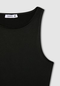 Czarny bezrękawnik z okrągłym dekoltem i gładkim materiałem. Na wewnętrznej stronie znajduje się metka z napisem "Terranova" oraz rozmiar "S".