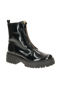 Zwarte patenten enkelboot met een zijrits, chunky zwarte rubberen zool, glanzende afwerking en een trekband aan de achterkant.