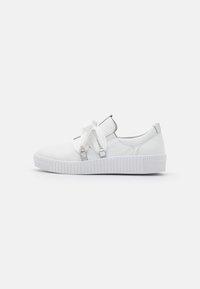 Sneaker bianco con tomaia in pelle liscia, suola in gomma testurizzata e dettaglio decorativo a fiocco. Presenta accenti argentati sulle cinghie.