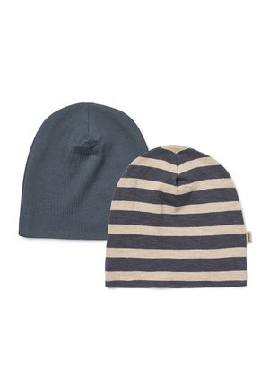 To bløde stofhuer, den ene ensfarvet mørkegrå og den anden med horisontale beige og mørkegrå striber, lagt fladt på en hvid baggrund.