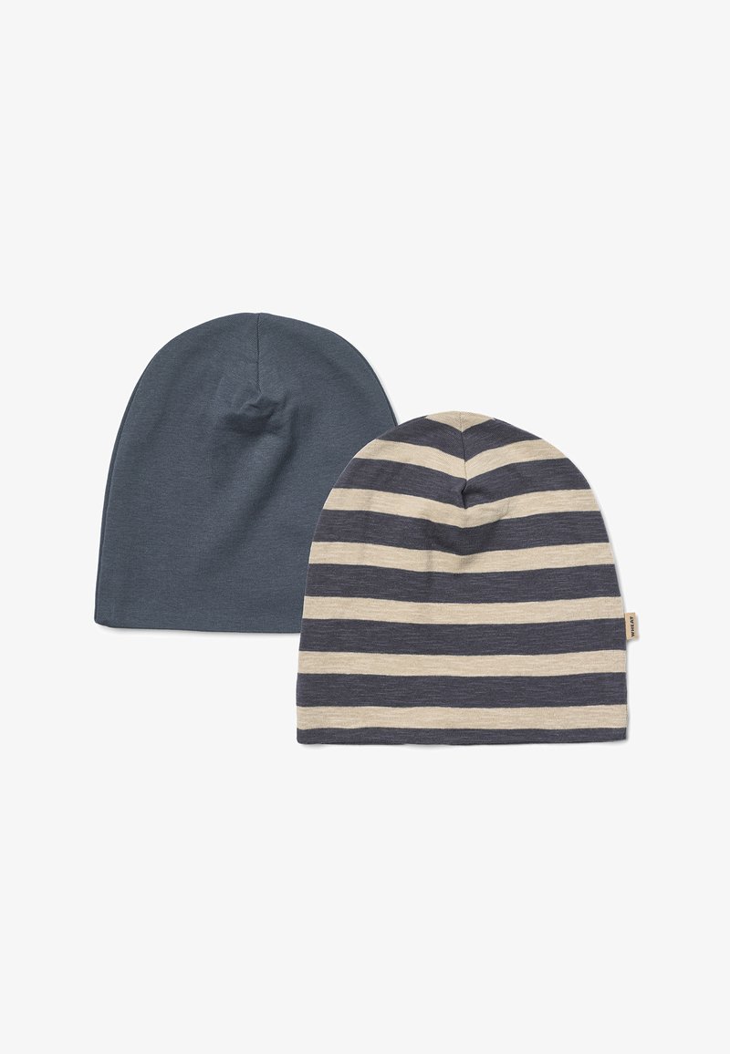 Deux bonnets en tissu doux, un uni gris foncé et un avec des rayures horizontales beige et gris foncé, posés à plat sur un fond blanc.