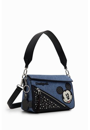 Sac à main bleu et noir avec des accents noirs cloutés, une poche zippée, et un visage et des oreilles de Mickey Mouse à l'avant, avec une bandoulière noire détachable.