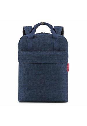 Dunkelblauer rechteckiger Rucksack mit zwei oberen Griffen, gepolsterten Schultergurten, einer vorderen Reißverschlusstasche und einem roten Markenzeichen an der Seite.