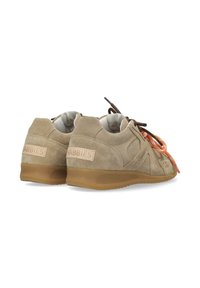 Zapatillas de ante beige con suela de goma, que presentan cordones marrones y una etiqueta de marca rosa en el talón. Diseño simple con una textura suave.