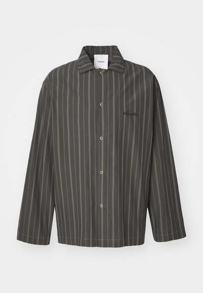 Wzorzysty, ciemnoszary koszula z guzikami z subtelnymi zielonymi akcentami, z klasycznym kołnierzykiem i długimi rękawami, wykonana z miękkiego materiału.