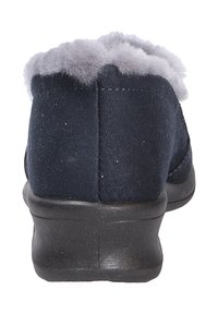 Marineblaue Wildlederschuhe mit einem flauschigen grauen Fellkragen, niedrigem Absatz und abgerundeter Form. Die Außenseite weist Nähdetails und eine weiche Textur auf.