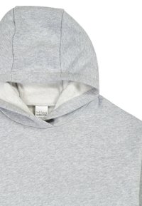 Jasnoszara bawełniana bluza z kapturem z widocznym szwem wokół kaptura i miękką wyściółką z fabszyszym materiałem wewnątrz kaptura.