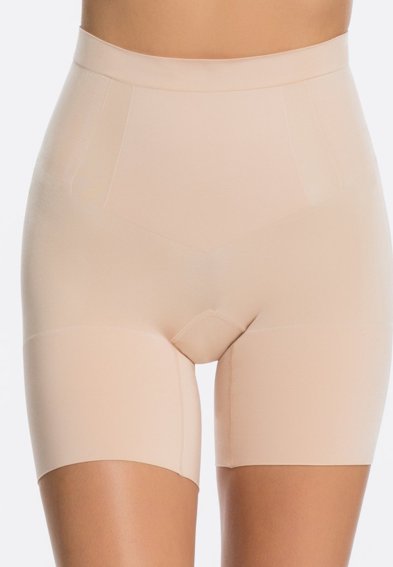 Shorts beige modellanti con vita alta, tessuto morbido e design all'altezza della coscia. Presentano cuciture sottili e un'area brief senza cuciture.