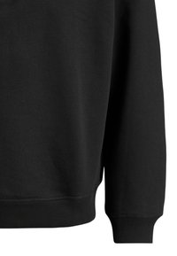 Sweatshirt noir avec une texture lisse, des poignets et un ourlet côtelés. Présente un design simple et minimaliste. Pas de graphiques ou de motifs visibles.