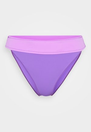 Violets bikses ar plašu gaiši violetu jostasvietu. Gluda auduma tekstūra, vidēji augsta piegriezuma dizains. Šuvju detaļas redzamas pa malām.