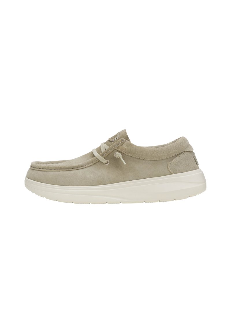 Zapatos casuales de ante beige con punta redonda, diseño con cordones y suela de goma blanca con textura para mayor agarre.