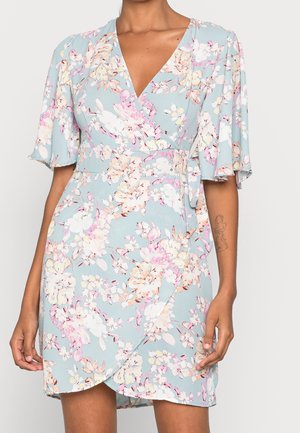 Vestido envolvente floral en azul claro con mangas cortas tipo volantes, patrones florales en rosa y blanco, y un lazo en la cintura.