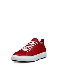 Rote Leder-Sneaker mit weißen Schnürsenkeln, strukturiertem Finish, niedrigem Profil und gepolstertem Kragen. Gummisohle mit schwarzen Akzenten.