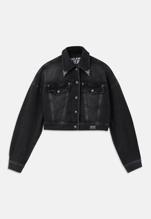 Melnā īsā džinsu jaka ar pogu priekšu, divām krūšu kabatām un norādītu apkakli, izklāta uz balta fona.